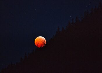 Blutmond: Mythos und Wissenschaft hinter dem seltenen Phänomen der roten Mondfarbe