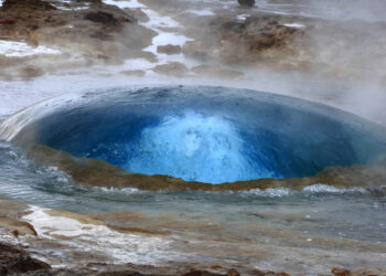 Der Strokkur ist ein Geysir in Island.