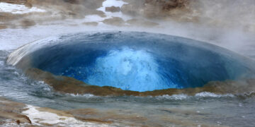 Der Strokkur ist ein Geysir in Island.